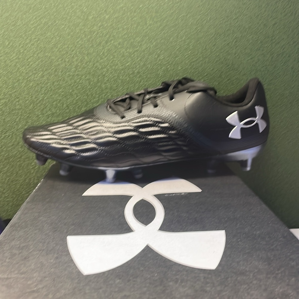 Under armour soccer cleats. Unisex, new and never worn.